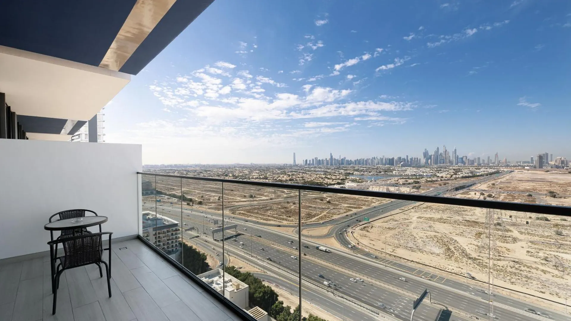 Daniels Stylish 1Br Apartment With Al Khail View Dubai