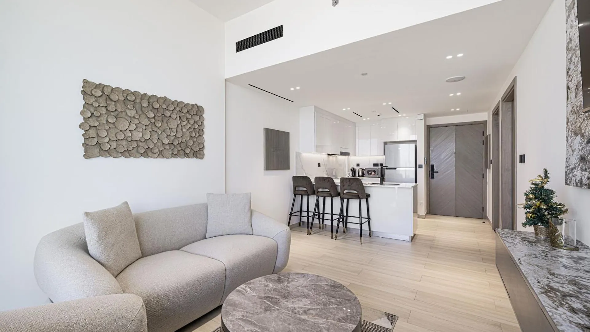 Daniels Stylish 1Br Apartment With Al Khail View Dubai